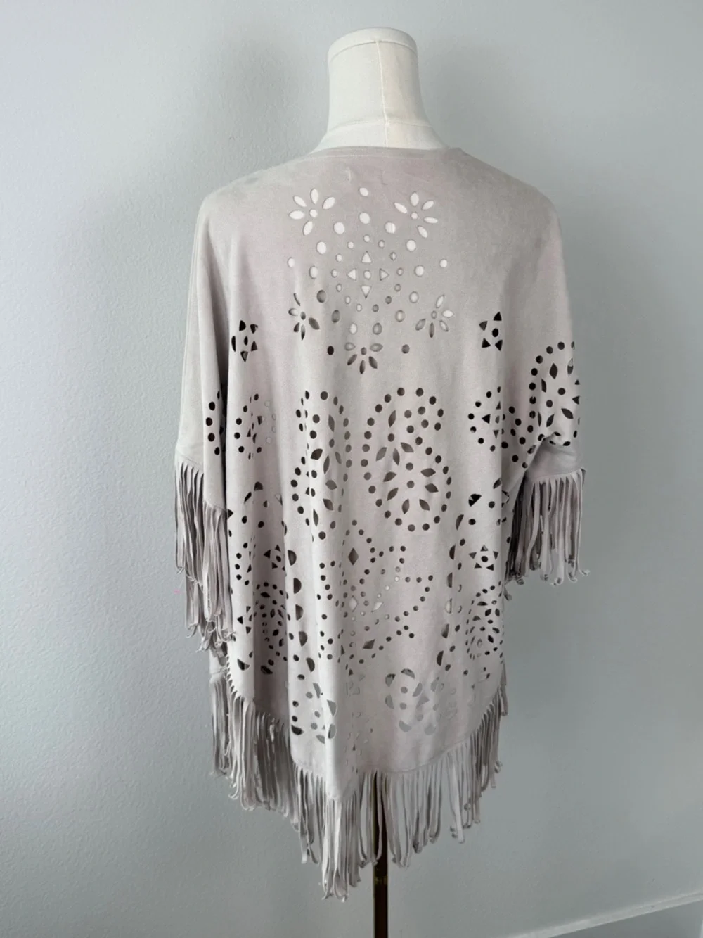 Hollister Light Blush Faux Suede Laser Cut Fringe Cape Poncho Size Large - Picture 2 of 5
